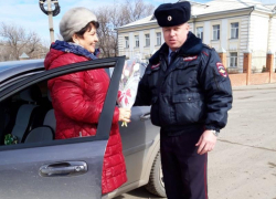 "Цветы для автоледи": инспекторы в Морозовске подарили женщинам букеты