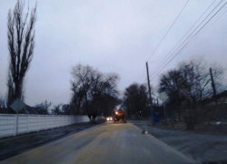 Посыпать скользкие дороги в Морозовске стали более своевременно