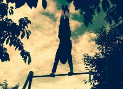 Workout ворвался в жизнь морозовской молодежи – сложные элементы парни исполняют на уличных турниках