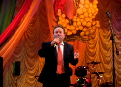 Александр Вавилов исполнил для морозовчанок песню «Кто тебе сказал»