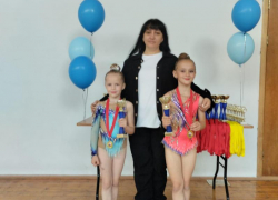 Морозовские гимнастки Яна Бакуменко и Милена Малоштанова завоевали серебро на соревнованиях в северной столице