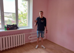 Морозовчанину Александру Луневу торжественно вручили ключи от благоустроенного жилья