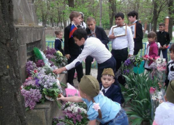 Театрализованный митинг «Честь павшим отдаем» провели в хуторе Старо-Петровском на кануне празднования Дня Победы