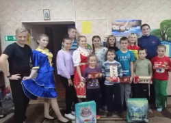 Волонтёры и юнармейцы Морозовского района поздравили детей из социального приюта с Днем народного единства