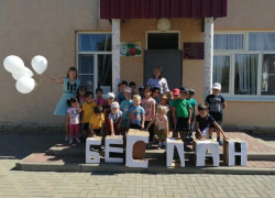 Белые шары, как души детей выпустили в небо воспитанники детского сада "Вишенка"