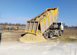 На кладбищах Морозовска начал появляться песок