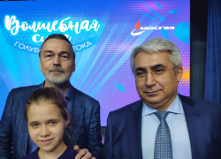 Морозовчанка Настя Семенова встретилась с известным художником Никасом Сафроновым