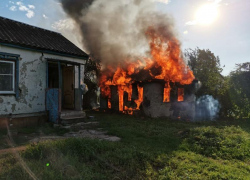 Хозяйственная постройка площадью 24 квадратных метров загорелась на улице Крылова в Морозовске