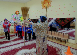 В Морозовске детей веселили скоморохи, Баба Яга и казачка Пелагея