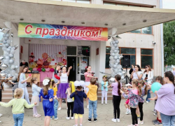 Веселый и шумный праздник в День защиты детей провели на площадке около РДК в Морозовске