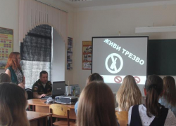 Круглый стол "Трезвость - норма жизни" провели для студентов Морозовского агропромышленного техникума