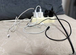 Телефон под подушкой и зарядка на всю ночь: привычки, которые могут закончиться ЧП