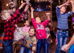 Незабываемый праздник с шоу мыльных пузырей устроили морозовчане для детей из социального приюта