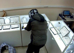 Драгоценности на 950 тысяч рублей вынес грабитель из ювелирного магазина в Морозовске
