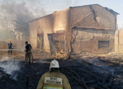Огонь мог распространиться на детский сад и жилые дома: сразу два крупных пожара произошли в Морозовске 25 августа
