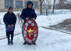 Цветы и венки к обелиску в честь погибших воинов в Великой Отечественной войне возложили в хуторе Вишневка