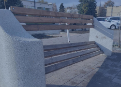 На площади в Морозовске сломали скамейку