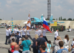Новейшую военную технику и авиашоу с парашютистами показали морозовчанам на аэродроме