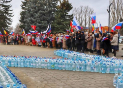 Более 600 бутылок питьевой воды собрали в Морозовске в рамках благотворительной акции «Вода для солдата»