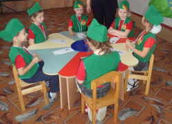 Занимательную игру по правилам дорожного движения "Что? Где? Когда?" провели в детском саду "Колобок"