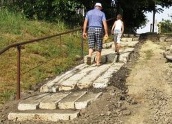 Долгожданную лестницу начали обустраивать на улице Подтелкова в Морозовске
