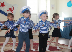 Песнями, стихами и танцевальными номерами поздравили пап воспитанники детского сада "Сказка"