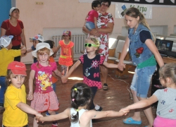 Письмо в редакцию: Показ любимых мультфильмов и хороводы устроили для детей в Вишневке