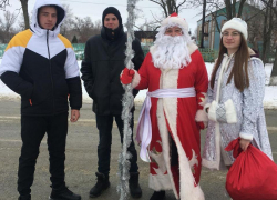 Быть в этом году счастливыми, здоровыми и любимыми! - пожелали жителям станицы Вольно-Донской Дед Мороз со Снегурочкой