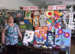 Выставка поделок «Чудо-ручки – чудо-штучки» открылась в библиотеке хутора Старопетровского