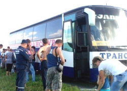 Автобус «Санкт-Петербург – Элиста» в 40-градусную жару сломался рядом с Морозовском