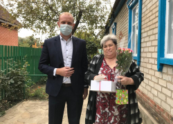 Почетных граждан Морозовска в День уважения старшего поколения поздравили цветами и подарками