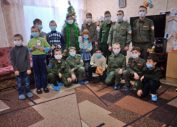 С пожеланиями здоровья, мира и добра кадеты поздравили с Новым годом пожилых людей и ребят из социального приюта "Росток"