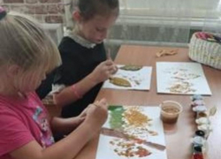 Осеннее разноцветие: выставку детского рисунка провели в Вишневском СК