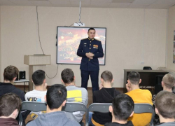 Урок мужества «О Родине, о мужестве, о славе…» провели для студентов в морозовском многофункциональном молодежном центре