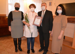 За профессионализм при оказании помощи больным с коронавирусом медицинских работников в Морозовске наградили почетными грамотами