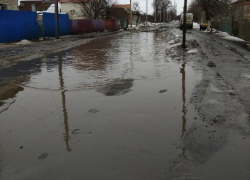 Большую лужу на улице Руднева автомобилисты объезжают прямо по тротуару