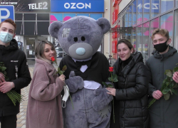 Молодежь Морозовского района совместно с районным домом культуры поздравила женщин с Днем матери.