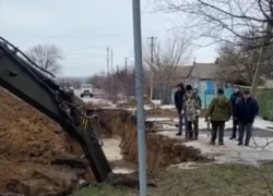 Помешала погода: Замену вышедшей из строя канализационной трубы в Морозовске произведут до 16 февраля