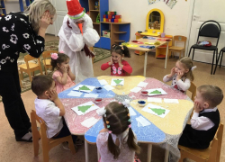 Настоящим сюрпризом для воспитанников детского сала "Сказка" стал приход Снеговика