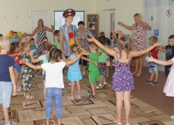 Веселый праздник "День рождения Светофора Светофорыча" отметили в Детском отделе имени Крупской в Морозовске