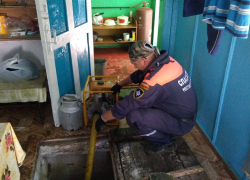 Областные спасатели Морозовского и Тацинского поисково-спасательных отрядов занялись откачкой воды в затопленных подвалах станицы Тацинской