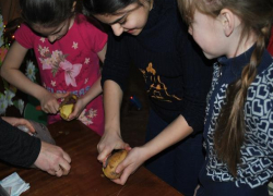 Конкурсную программу "А ну-ка, девушки!" организовали в сельском клубе хутора Вишневка 