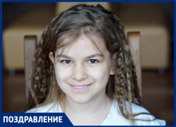 Веронику Сидоренко с Днём рождения поздравили мама, папа, сестрёнка и братик 