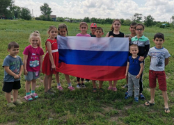 В знак любви к своей стране хуторяне в Морозовском районе сфотографировались c российским триколором