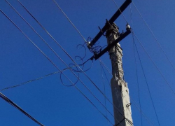 Письмо в редакцию: Полуразрушенная опора от постоянной вибрации может рухнуть на головы детям морозовчан в переулке Заводской