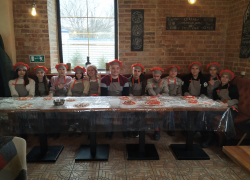 Восьмиклассники сами приготовили пиццу в кафе Морозовска