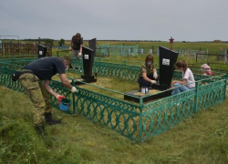Поисковики, волонтеры и казаки привели в порядок могилу трех танкстов в хуторе Ленина