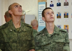 Экскурс в историю гарнизона и современный концерт в Доме офицеров Морозовска воодушевили новобранцев