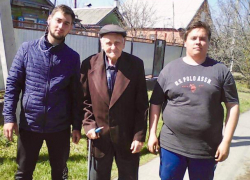 Студенты техникума навели порядок рядом с домом ветерана