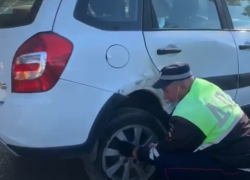 Сотрудники ГИБДД в Морозовске помогли участнице ДТП поменять колесо и дотянуть автомобиль до СТО